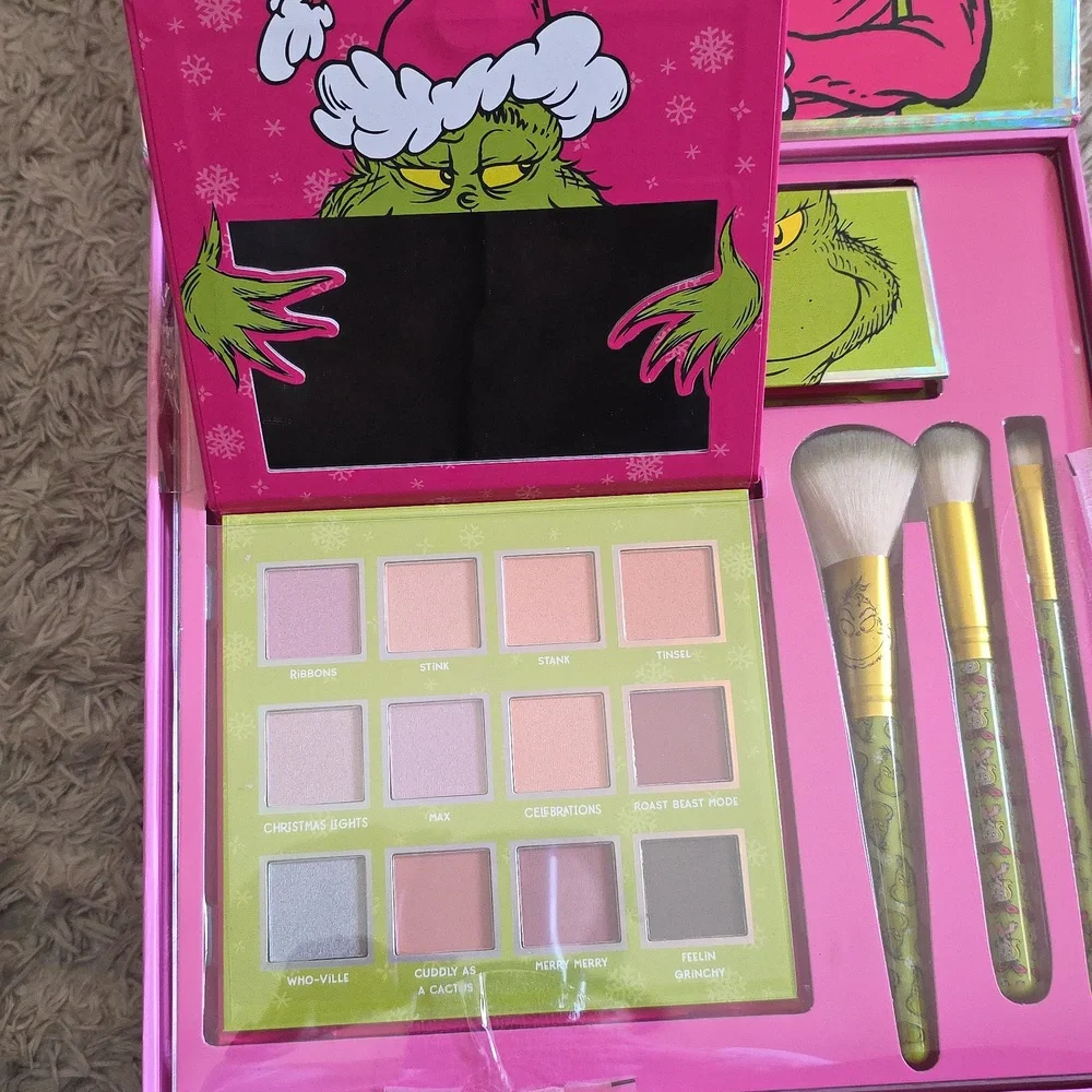 🩷🩷The Grinch Beauty Capsule Make-up gift set 🩷🩷